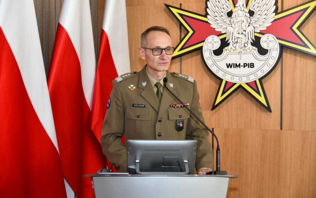 Dyrektor WIM-PIB przy mównicy.