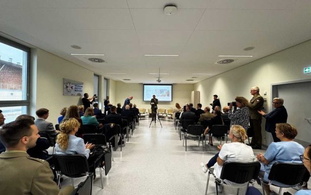 Sala konferencyjna w szpitalu w Legionowie. Na sali, goście, pracownicy Szpitala, reporterzy.
