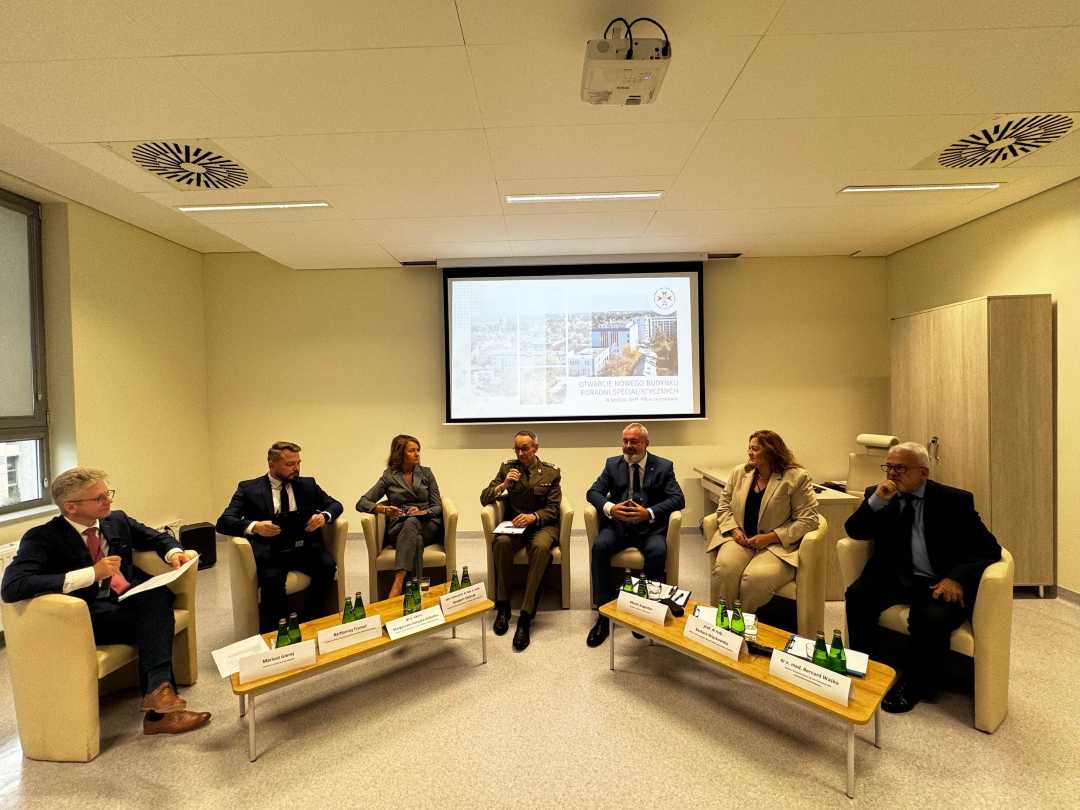 Uczestnicy debaty na sali konferencyjnej.