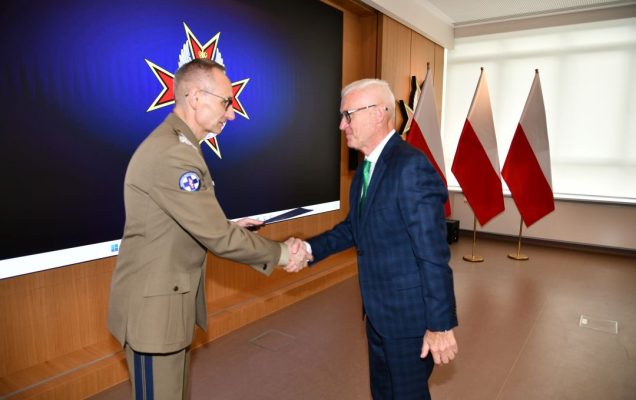 Dyrektor WIM Grzegorz Gielerak ściska dłoń członkowi Rady Naukowej WIM-PIB.