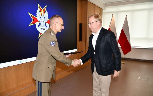 Dyrektor WIM Grzegorz Gielerak ściska dłoń członkowi Rady Naukowej WIM-PIB.