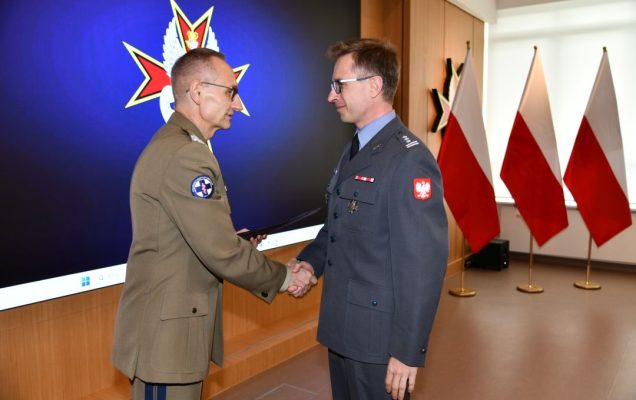 Dyrektor WIM Grzegorz Gielerak ściska dłoń członkowi Rady Naukowej WIM-PIB.