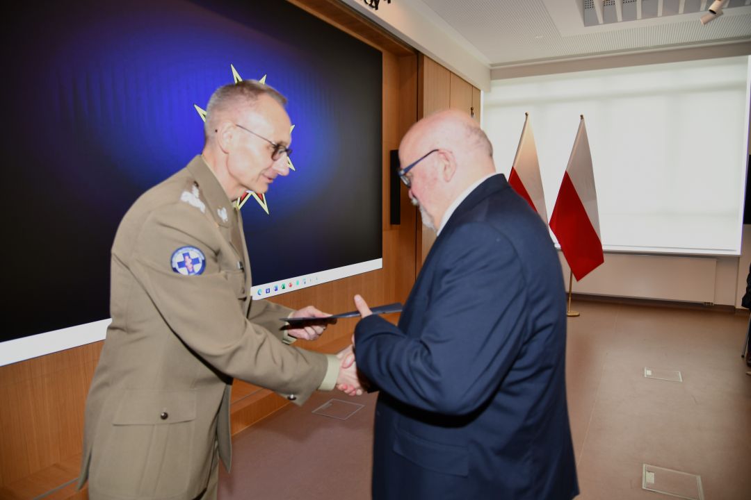 Dyrektor WIM Grzegorz Gielerak ściska dłoń członkowi Rady Naukowej WIM-PIB.