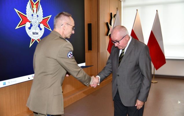 Dyrektor WIM Grzegorz Gielerak ściska dłoń członkowi Rady Naukowej WIM-PIB.