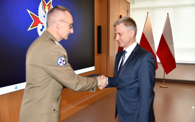 Dyrektor WIM Grzegorz Gielerak ściska dłoń członkowi Rady Naukowej WIM-PIB.