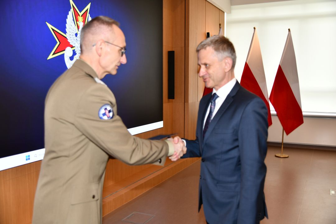 Dyrektor WIM Grzegorz Gielerak ściska dłoń członkowi Rady Naukowej WIM-PIB.