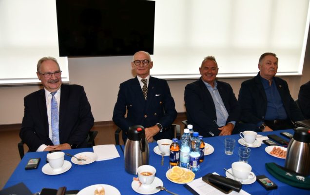 Członkowie Rady Naukowej podczas spotkania przy stole.