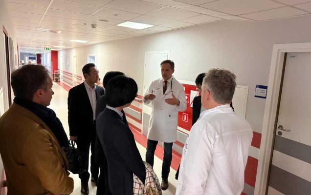 Delegacja z Japonii z lekarzami WIM na korytarzu Kliniki Kardiochirurgii.