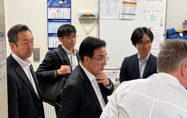 Delegacja z Japonii ogląda sekretariat Kliniki Kardiochirurgii.