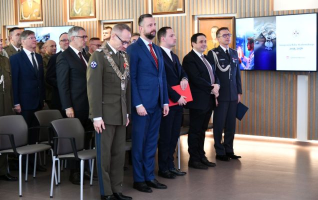 Stojący podczas odegrania hymnu Grzegorz Gielerak i Władysław Kosiniak-Kamysz na auli Wojskowego Instytutu Medycznego.