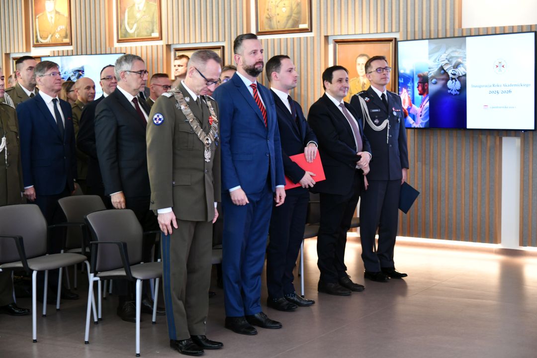 Stojący podczas odegrania hymnu Grzegorz Gielerak i Władysław Kosiniak-Kamysz na auli Wojskowego Instytutu Medycznego.