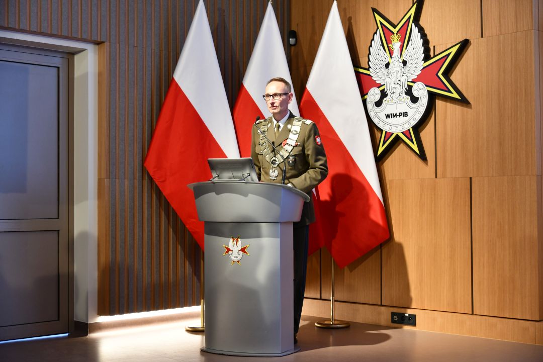 Dyrektor WIM Grzegorz Gielerak przy mównicy.