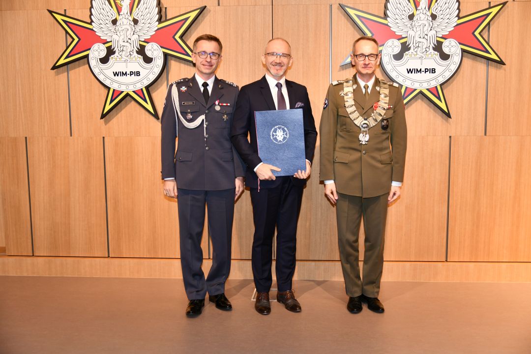 prof. Grzegorz Gielerak i prof. Paweł Krzesiński Piotr Dąbrowiecki pozują do wspólnego zdjęcia.
