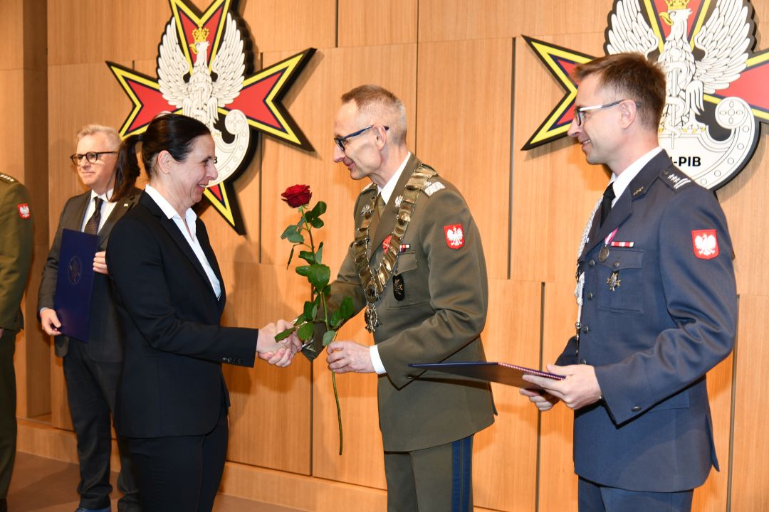 prof. Grzegorz Gielerak i prof. Paweł Krzesiński wręczają dyplom doktorski lekarz Małgorzacie Majewskiej.