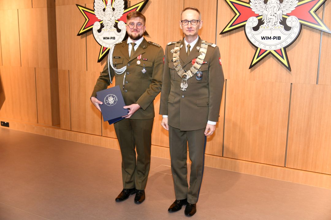 Dyrektor WIM pozuje z doktorem Pawłem Rozbickim.