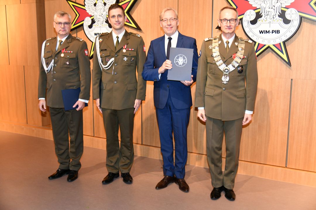 Dyrektor WIM i laureaci pozują wspólnie do zdjęcia. Od lewej: Marek Saracyn, Adam Durma, Grzegorz Kamiński.