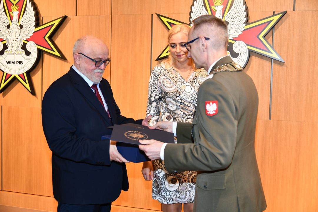 Dyrektor WIM wręcza laureatom nagrodę. Stanisław Niemczyk i Katarzyna Romejko.
