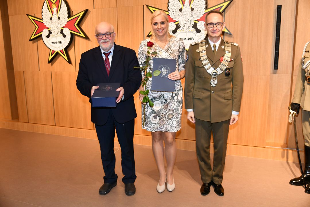 Dyrektor WIM pozuje do zdjęcia z Stanisławem Niemczykiem i Katarzyną Romejko.