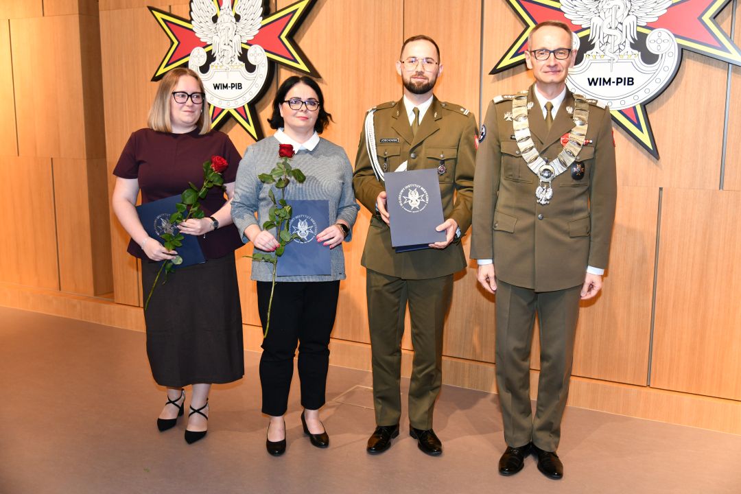 Zdjęcie grupowe Dyrektora WIM z laureatami nagrody z Poradni Urologicznej.
