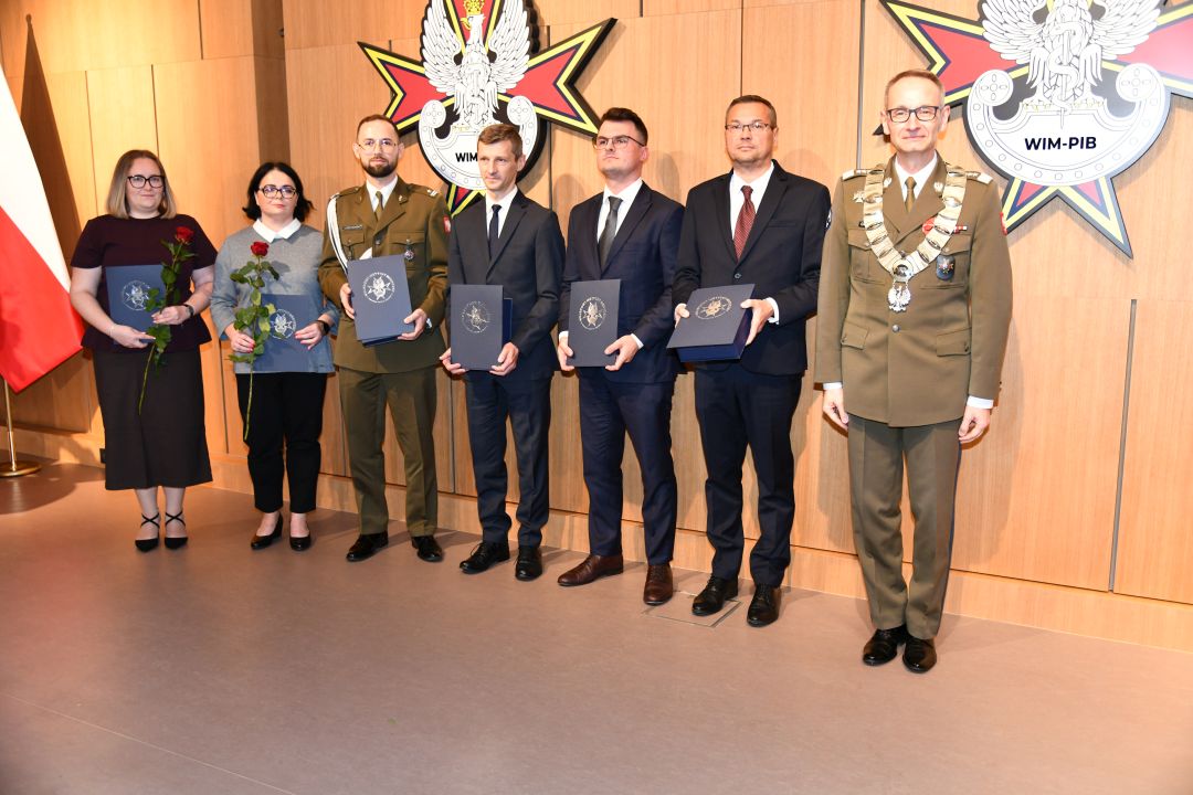 Zdjęcie grupowe Dyrektora WIM z laureatami nagrody z Poradni Urologicznej, Kliniki Urologii Ogólnej, Czynnościowej I Onkologicznej oraz Zakładu Radioterapii.