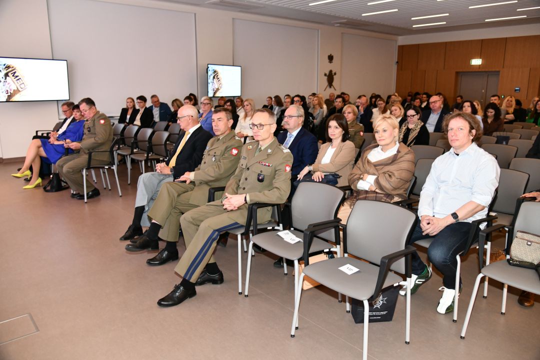 Słuchacze wykładu siedzący w auli WIM.