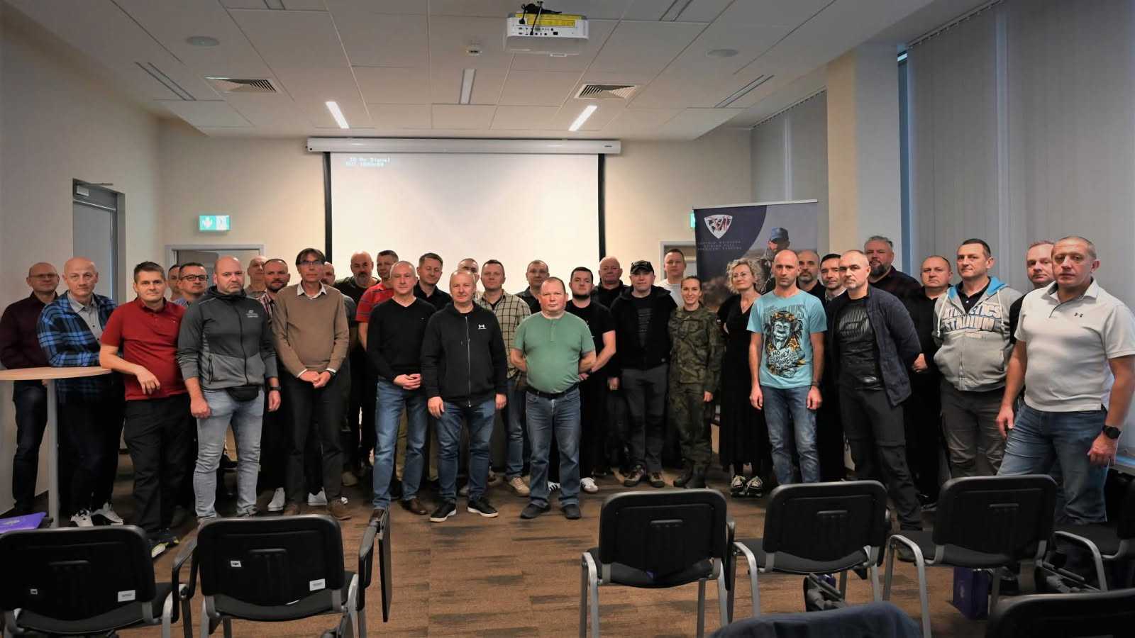 Zdjęcie grupowe uczestników na Auli WIM.