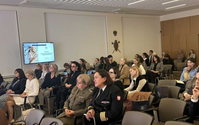 Słuchacze konferencji siedzący na auli.