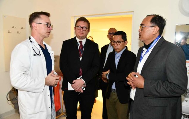 Pracownicy WIM i delegaci rozmawiają na korytarzu jednej z klinik.