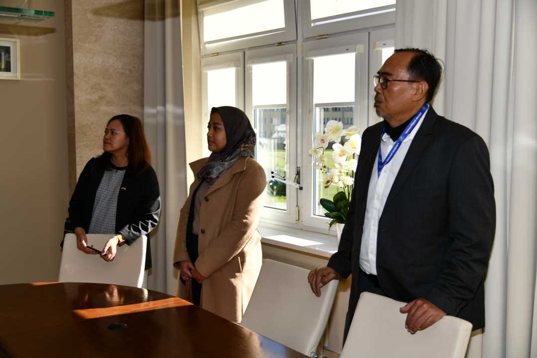 Delegacja z Indonezji w gabinecie Dyrektora Szpitala.