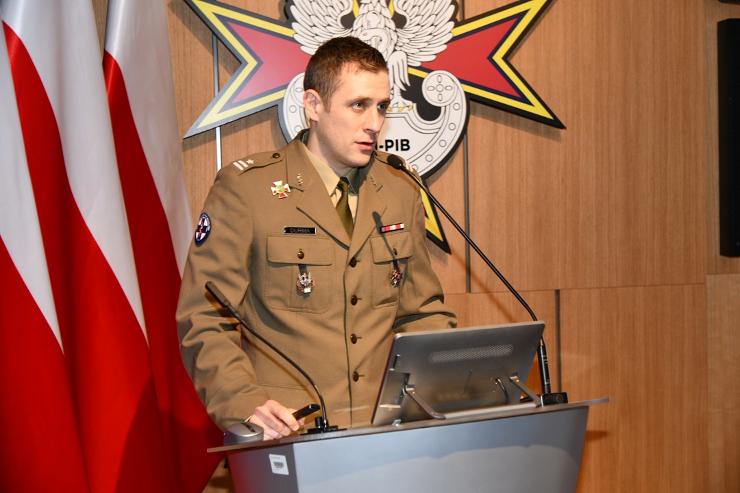 mjr Adam Durma wygłasza wykład wprowadzający