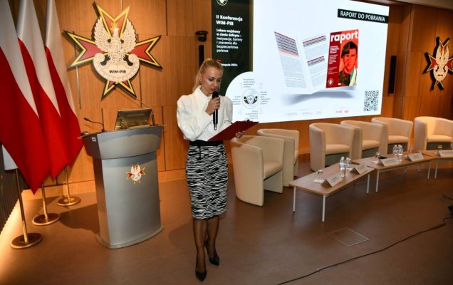Małgorzata Złotkowska prowadzi konferencję w Wojskowym Instytucie Medycznym - Państwowym Instytucie Badawczym.