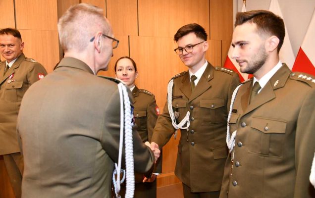 Dyrektor WIM wręcza odznaczenie.