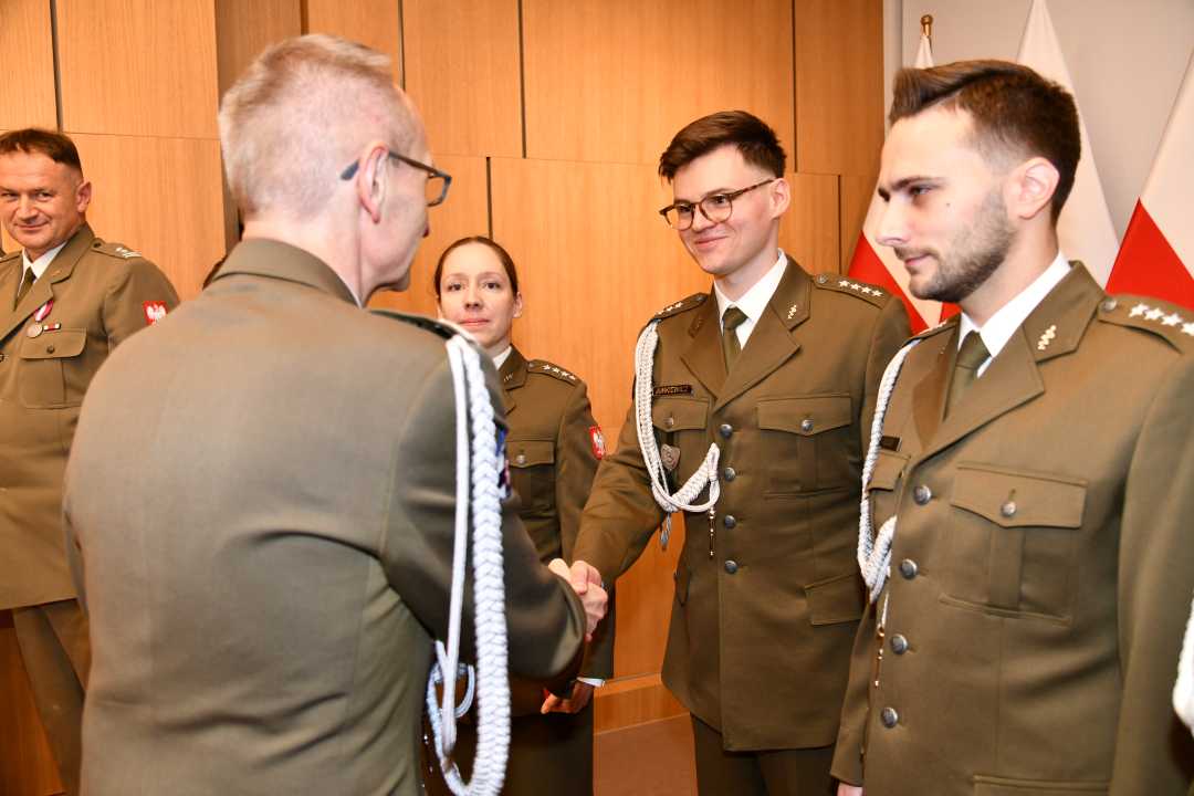 Dyrektor WIM wręcza odznaczenie.
