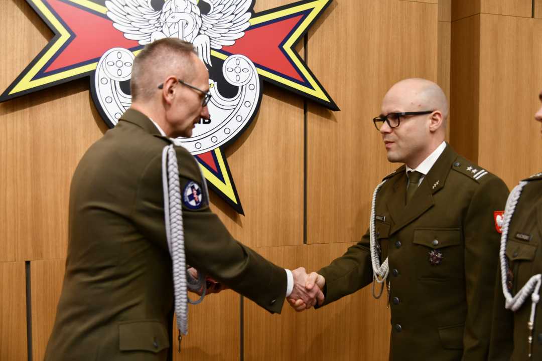 Dyrektor WIM wręcza odznaczenie.