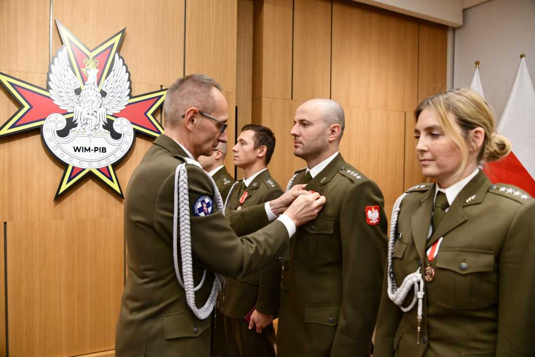 Dyrektor WIM wręcza odznaczenie.