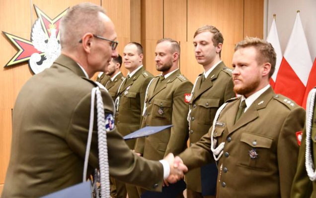Dyrektor WIM wręcza odznaczenia.