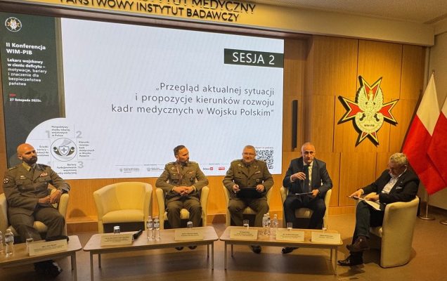 Uczestnicy siedzący w fotelach podczas panelu dyskusyjnego, za ich plecami wyświetlony fragment prezentacji.