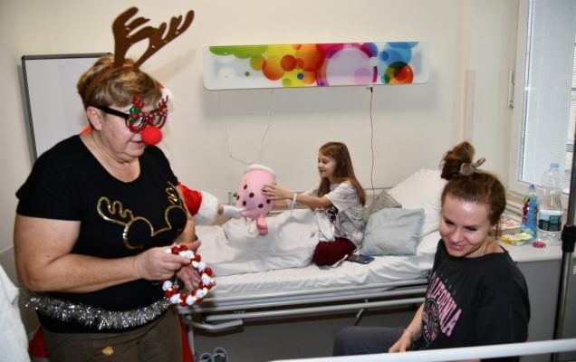 Pani reniferowa i mama pacjenta obok szpitalnego łózka na sali szpitalnej.