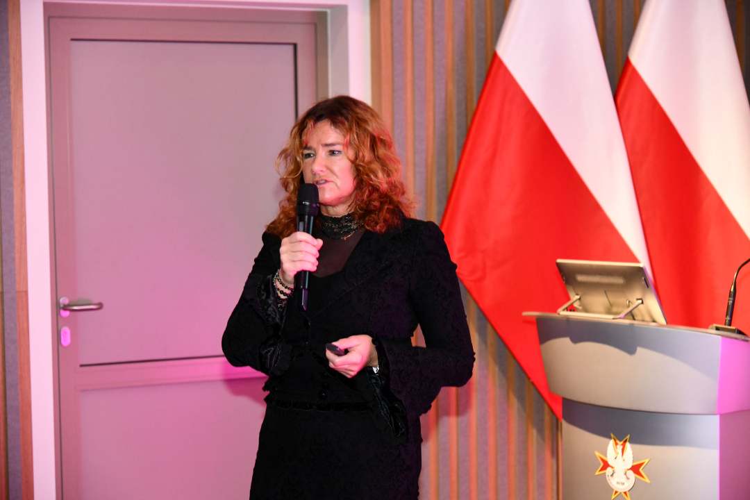 Prelegentka z mikrofonem.