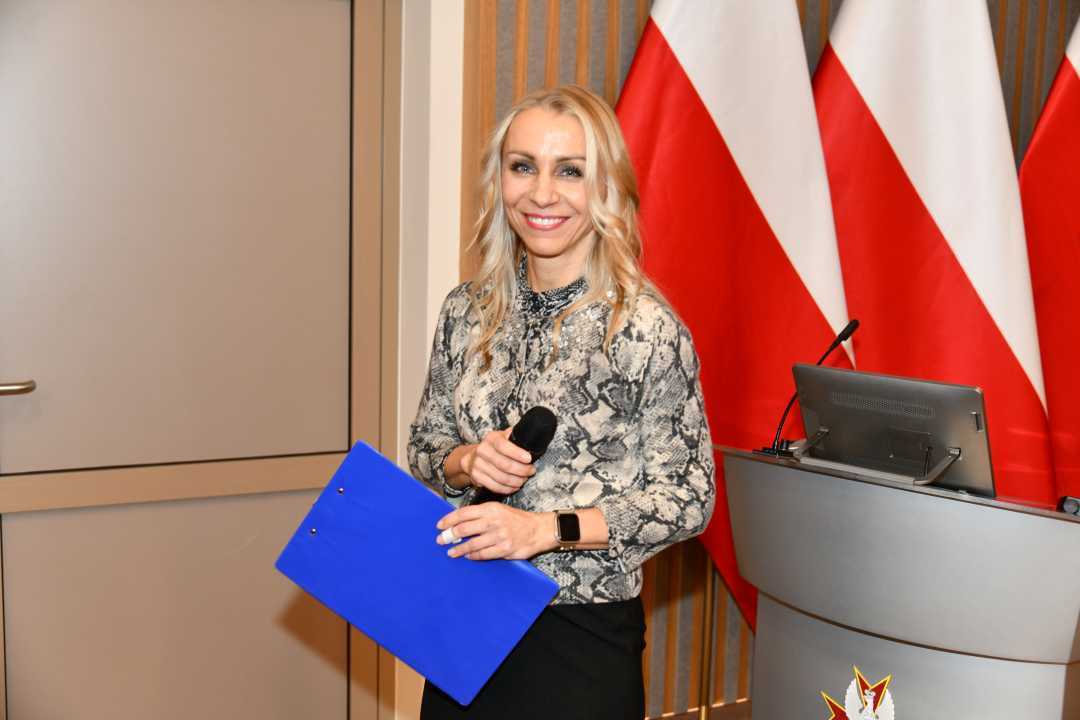 Małgorzata Złotkowska, kierownik Biura Dyrektora WIM-PIB, główny specjalista ds. komunikacji wewnętrznej prowadzi konferencję.