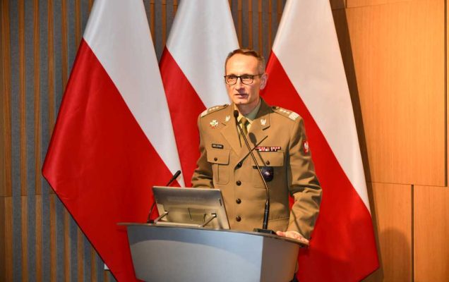 Dyrektor WIM przy mównicy.
