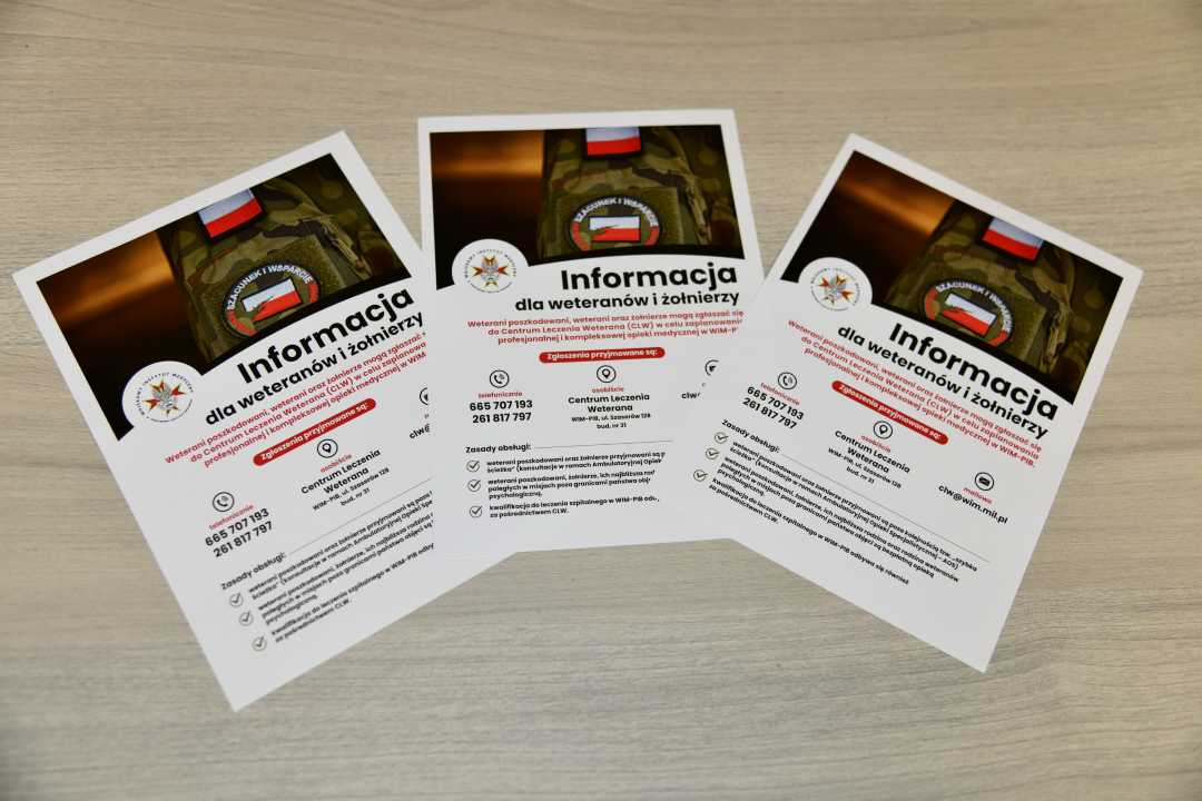 Ulotki informacyjne o Centrum Leczenia Weterana ułożone na stole.