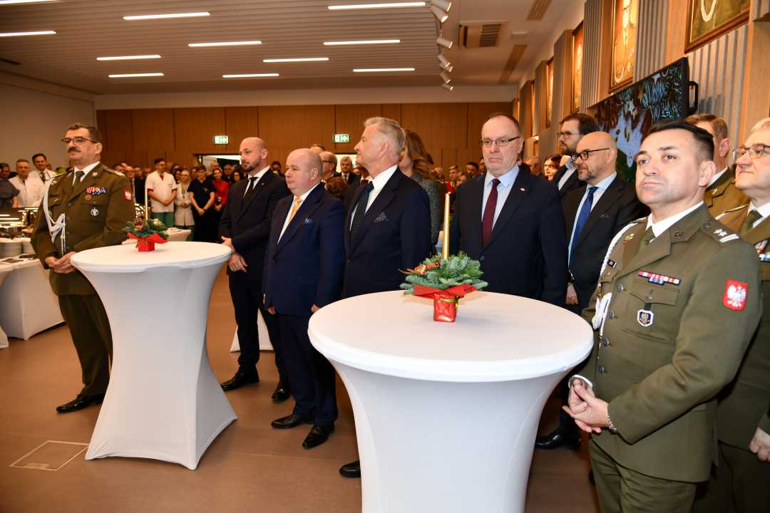 Zaproszeni pracownicy i goście stoją na auli WIM-PIB.