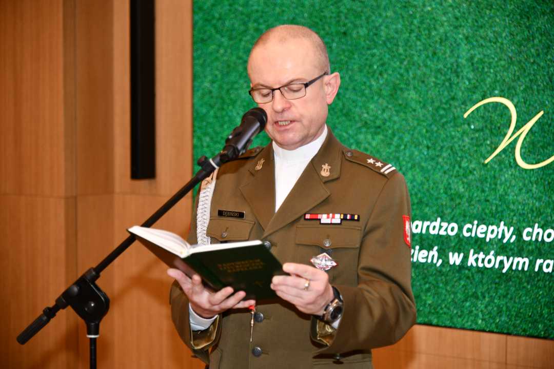 Kapelan Wojskowy Instytutu Medycznego, ks. Robert Dębiński czyta fragment biblii.