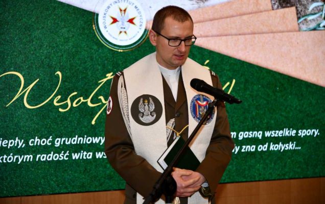 Ksiądz podczas modlitwy wigilijnej na auli WIM.