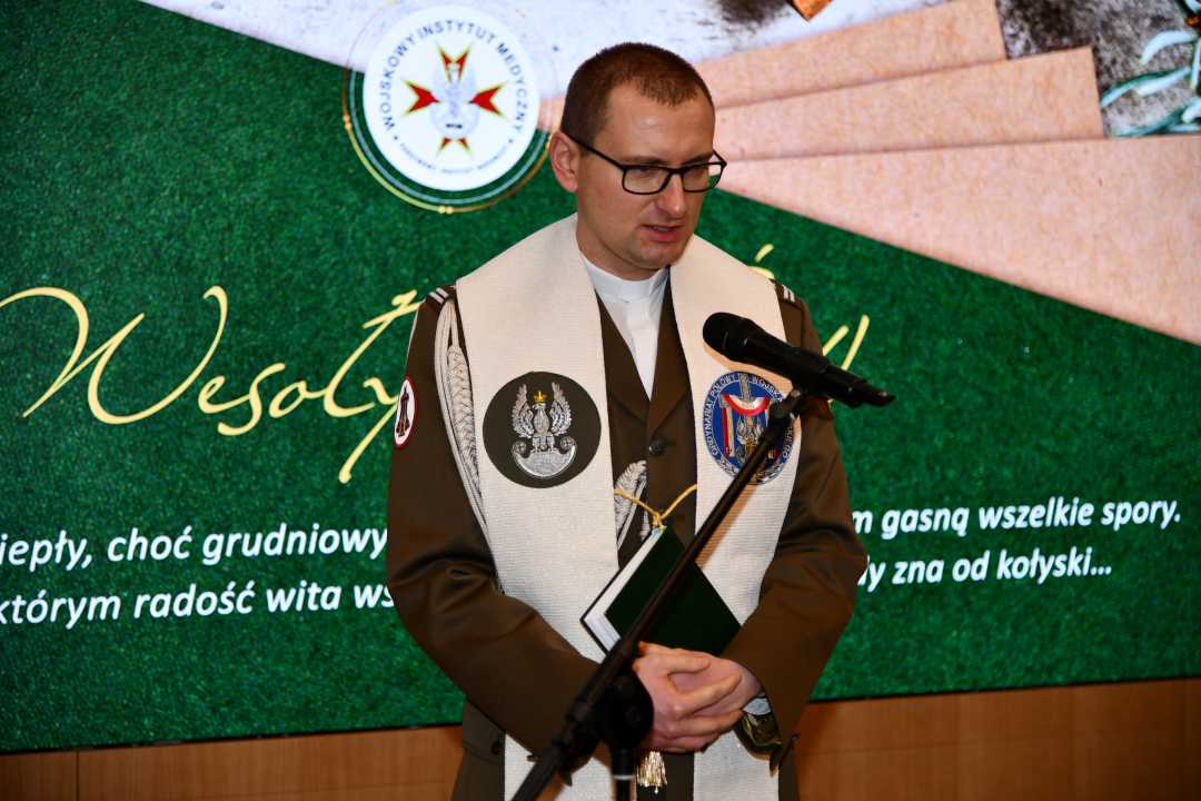 Ksiądz podczas modlitwy wigilijnej na auli WIM.