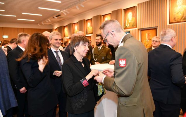 Dyrektor Wim dzieli się opłatkiem z pracownikami i gośćmi.