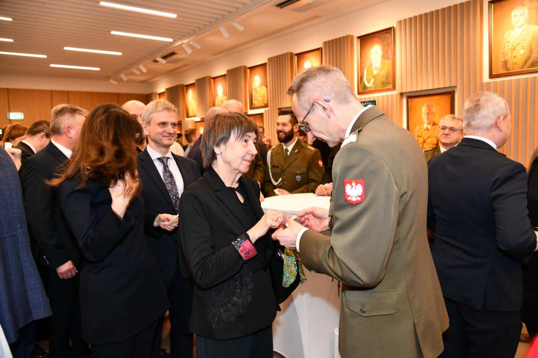 Dyrektor Wim dzieli się opłatkiem z pracownikami i gośćmi.