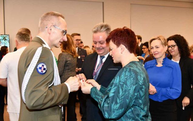 Dyrektor Wim dzieli się opłatkiem z pracownikami i gośćmi.