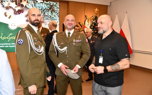 Pracownicy WIM dzielą się opłatkiem.